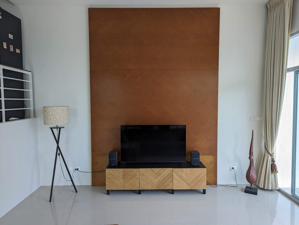 Deluxe Townhouse - Living Room TV Area