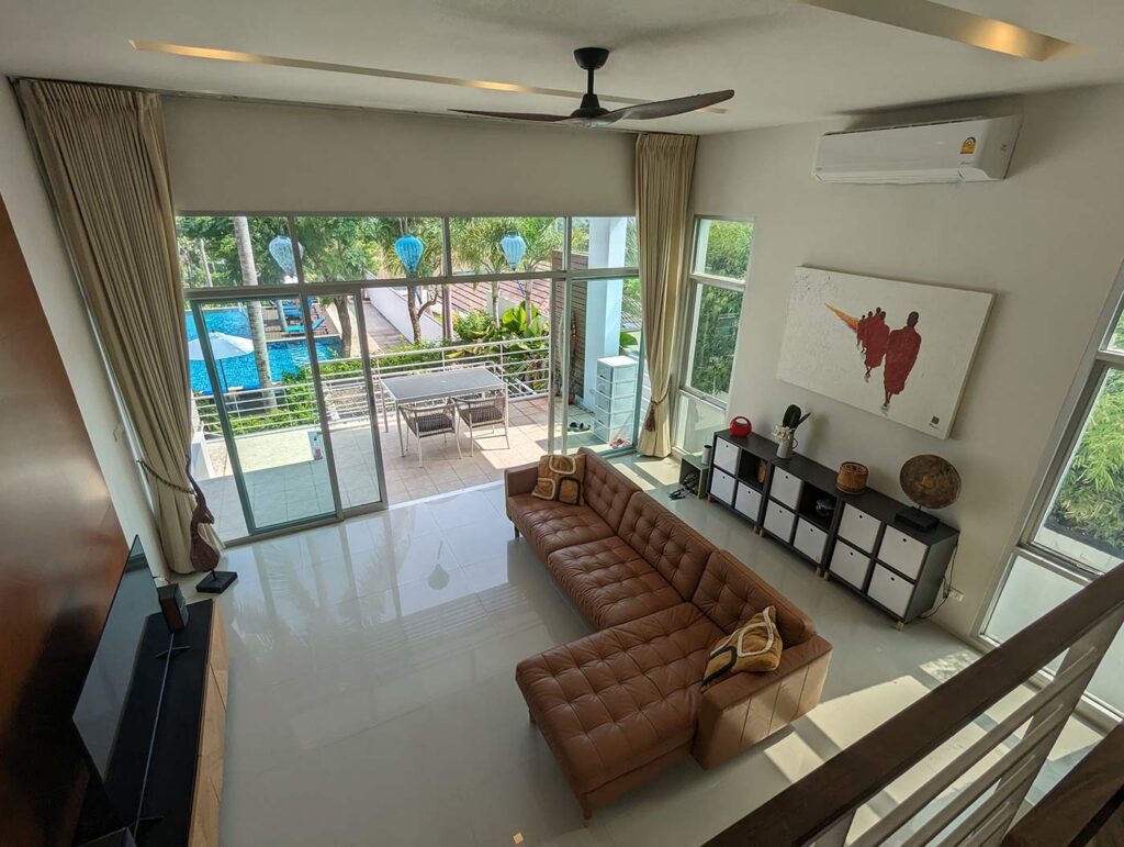 Deluxe Townhouse - Living Room