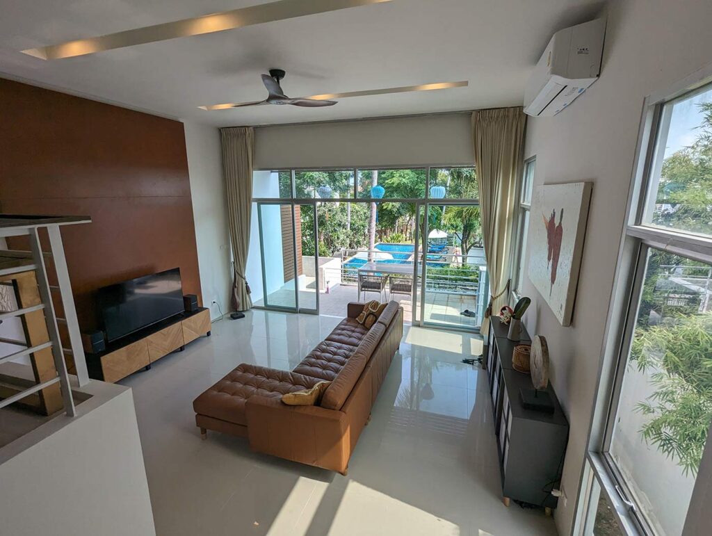 Deluxe Townhouse - Living Room