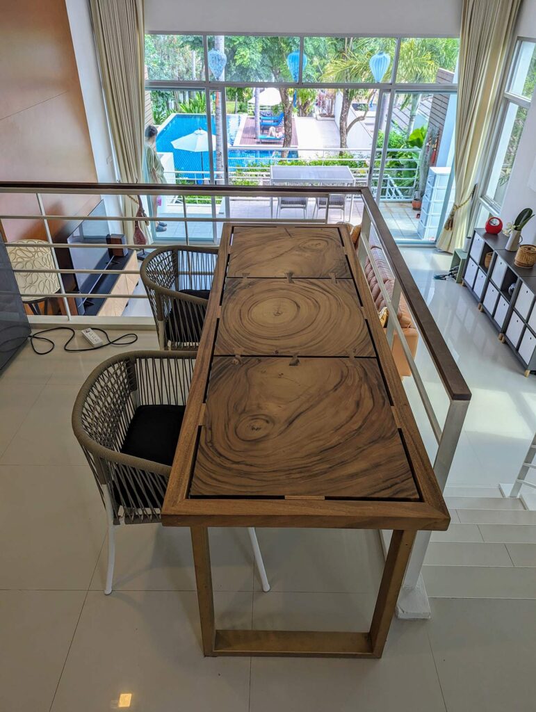 Deluxe Townhouse Kitchen Area dining table